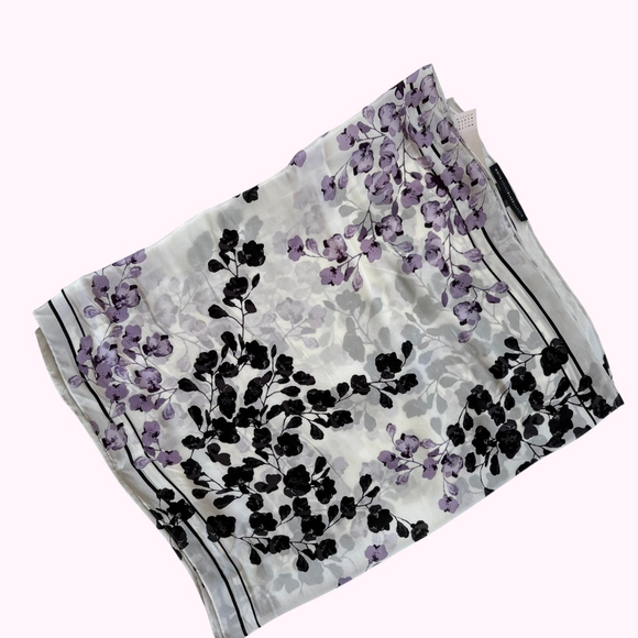 White House Black Market Delphinium Oblong White Lavendar Floral Scarf NWT - Picture 4 of 7